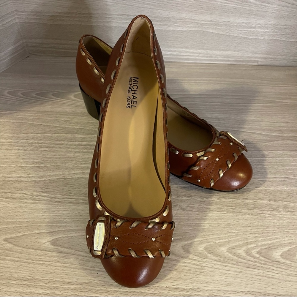 Michael Kors SZ 8 Brown w/ Gold Stitch 2” Heel